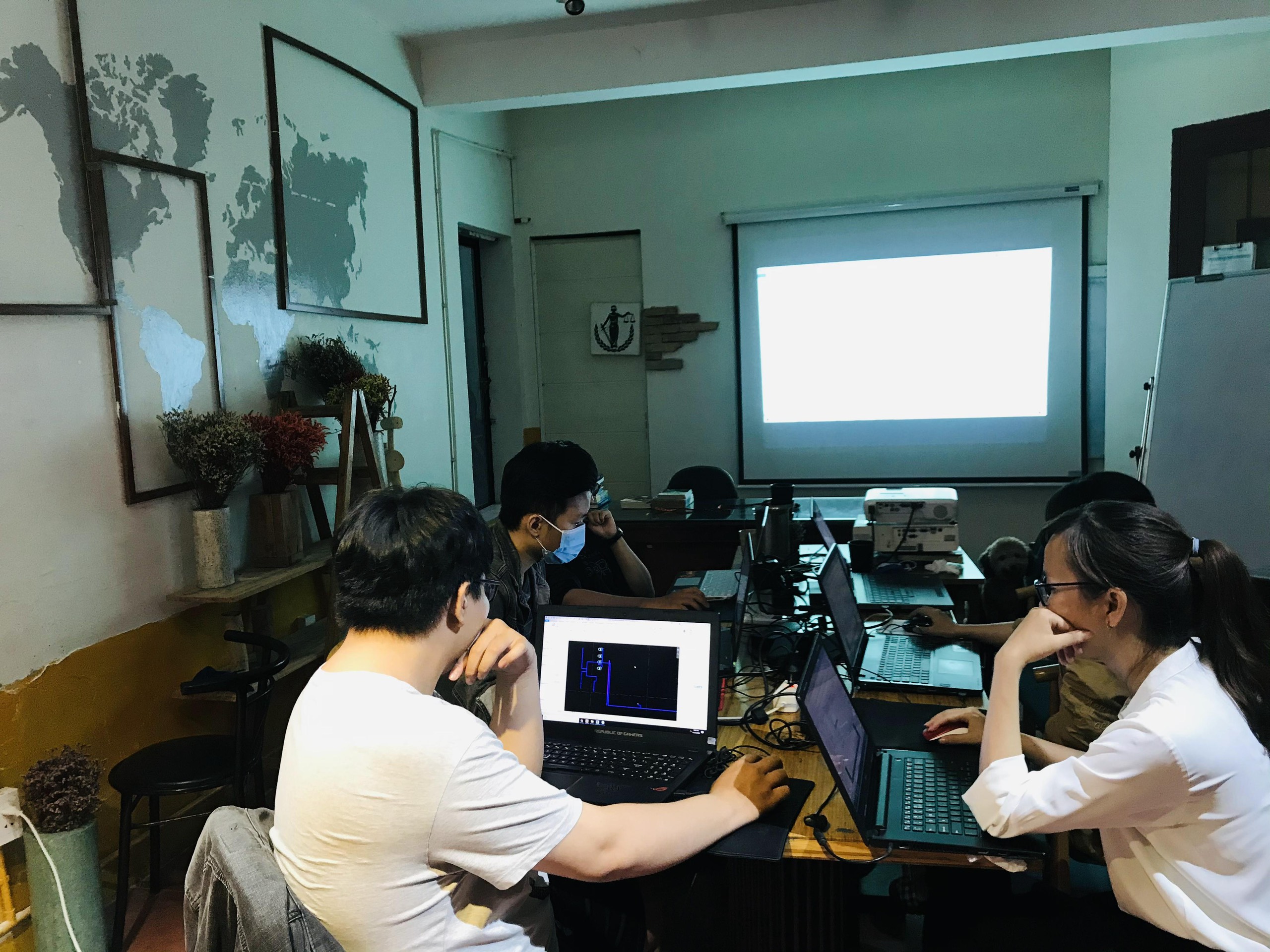 Lớp học có máy chiếu