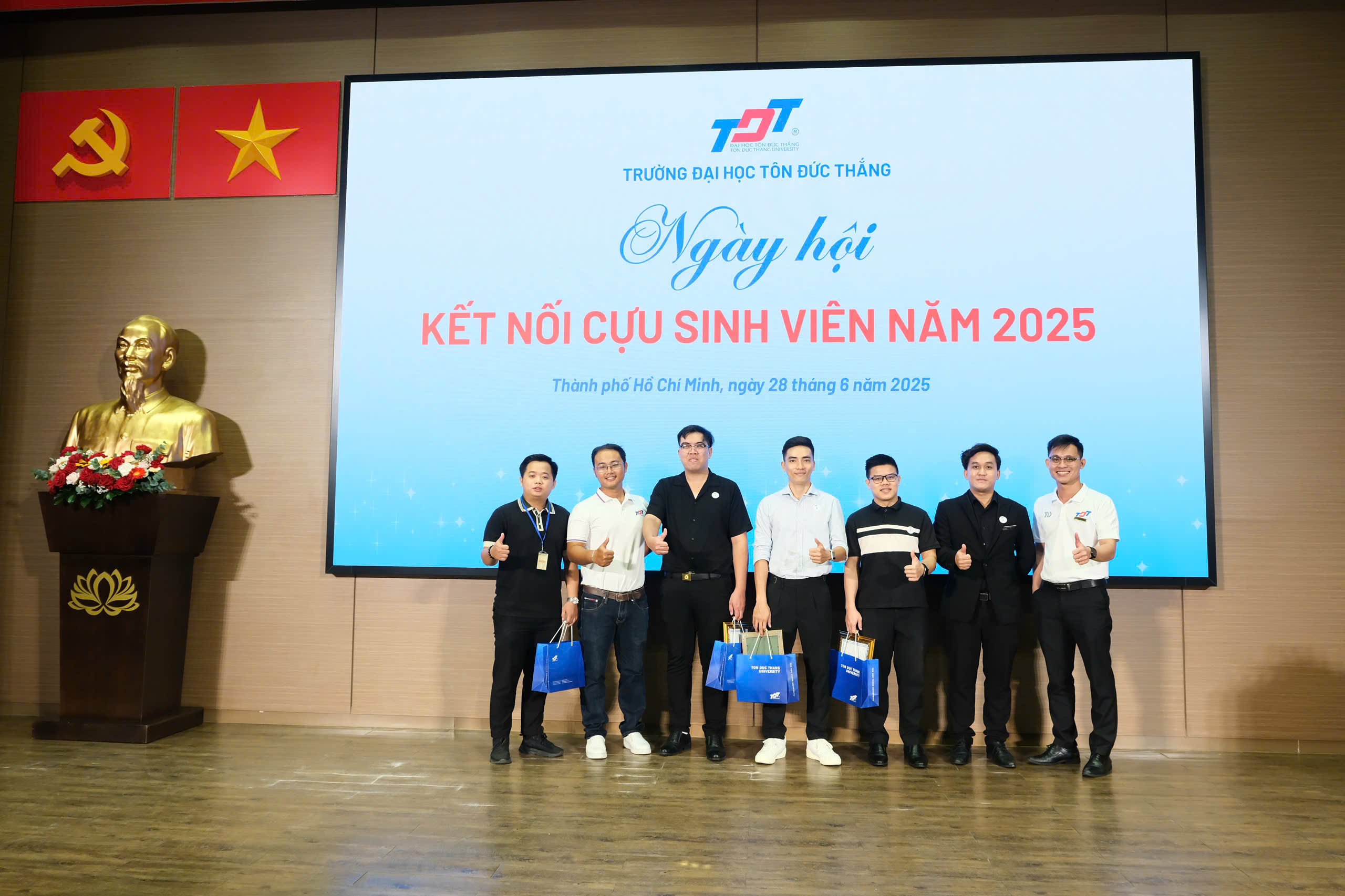 RevitTech nhận quà lưu niệm