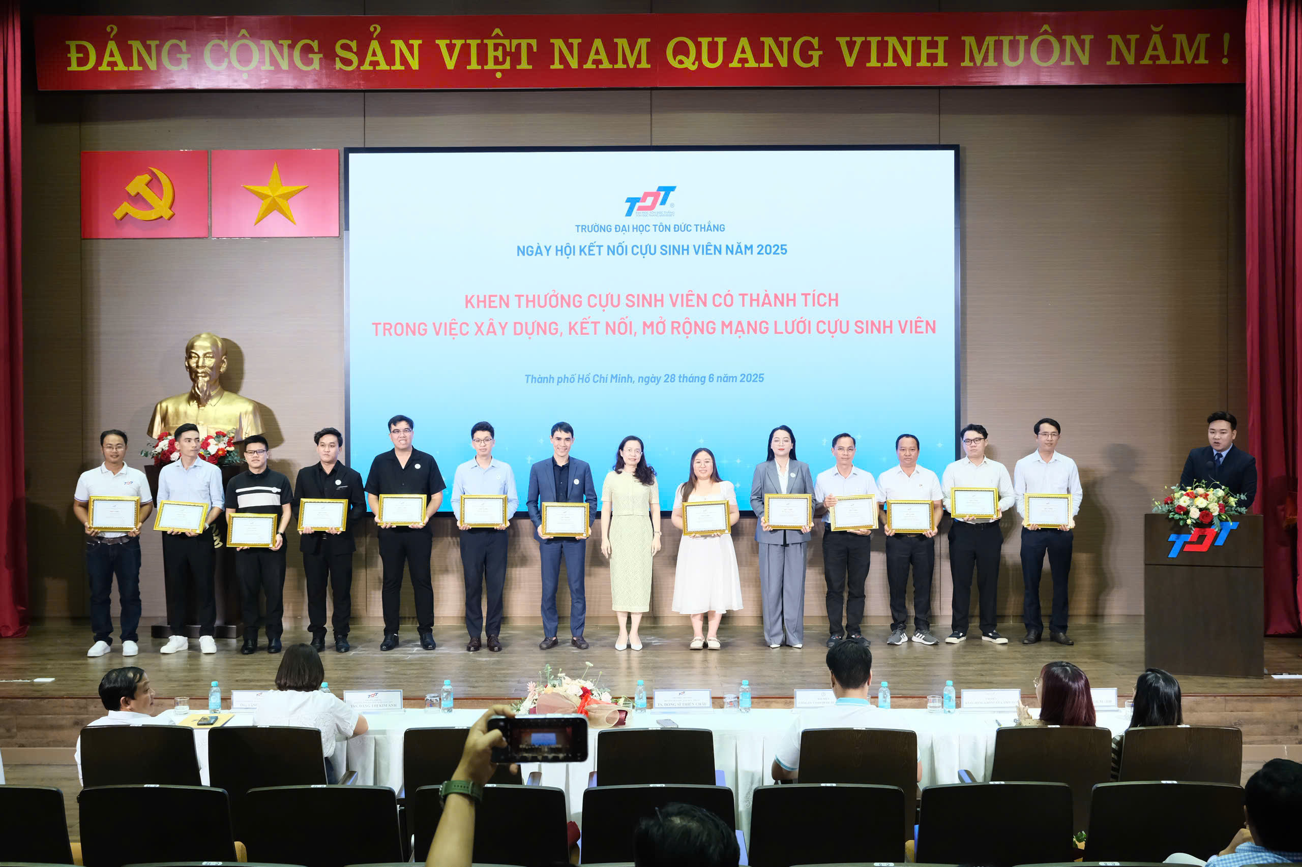 Lễ khen thưởng cựu sinh viên