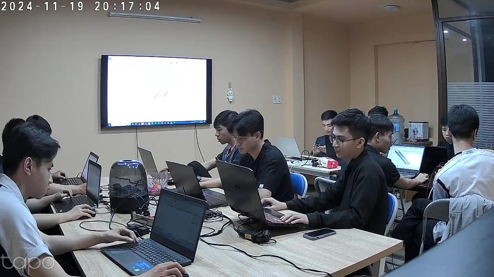 Học viên thực hành cùng giảng viên